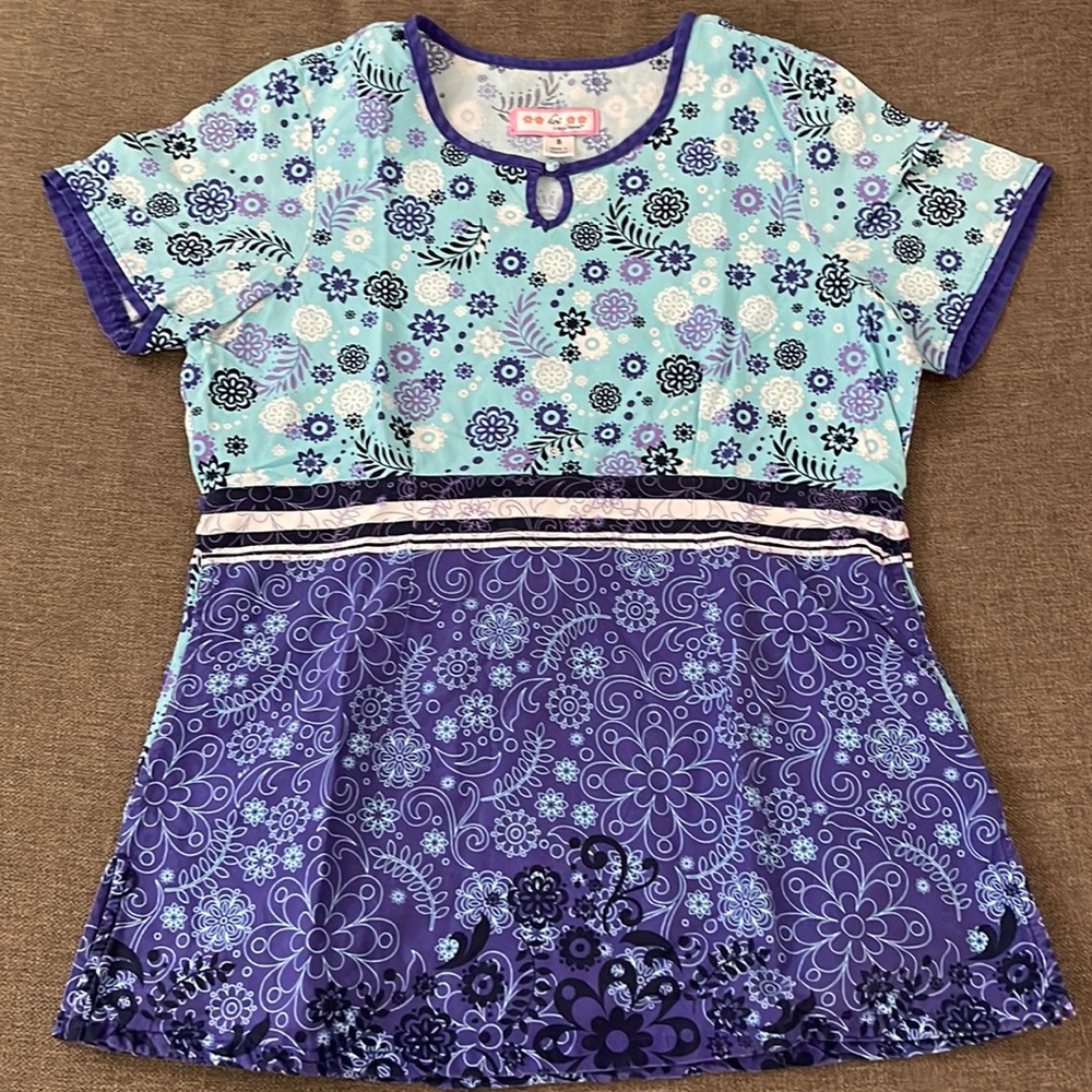 💰3 items for $25 🏷 Koi by Kathy Peterson Flower Pattern Scrub Top sz Small